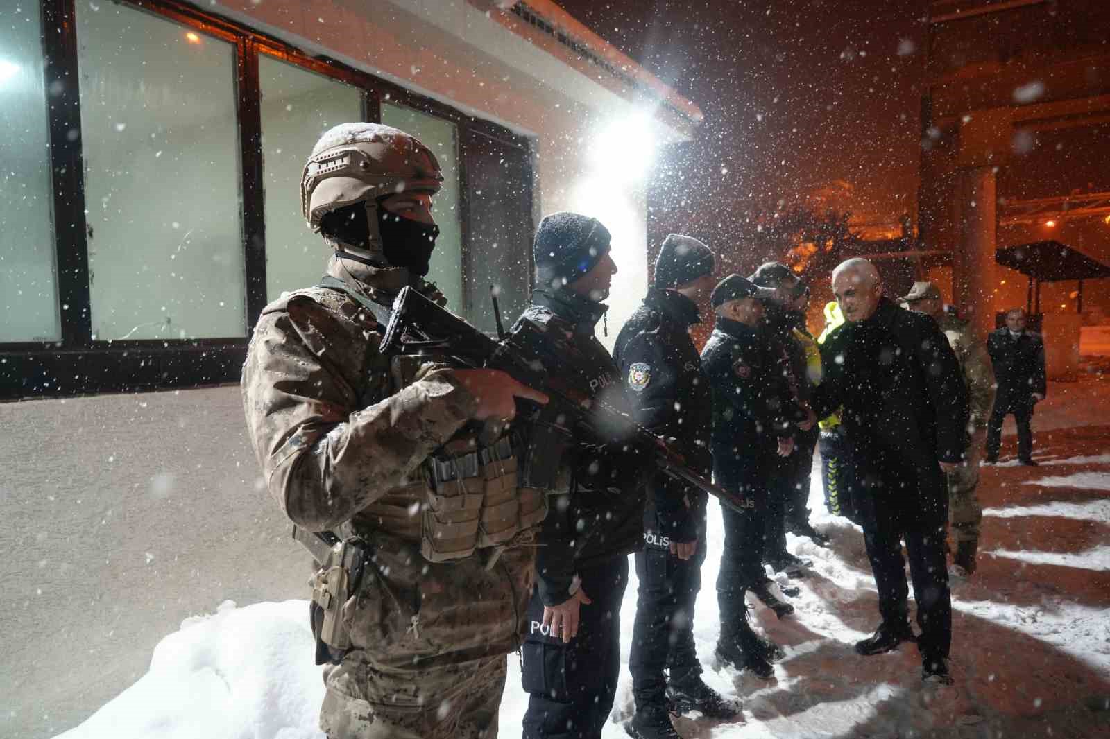 musta yeni yil mesaisi vali cakir sahadaki ekipleri ziyaret etti 21 KHhP3kVK