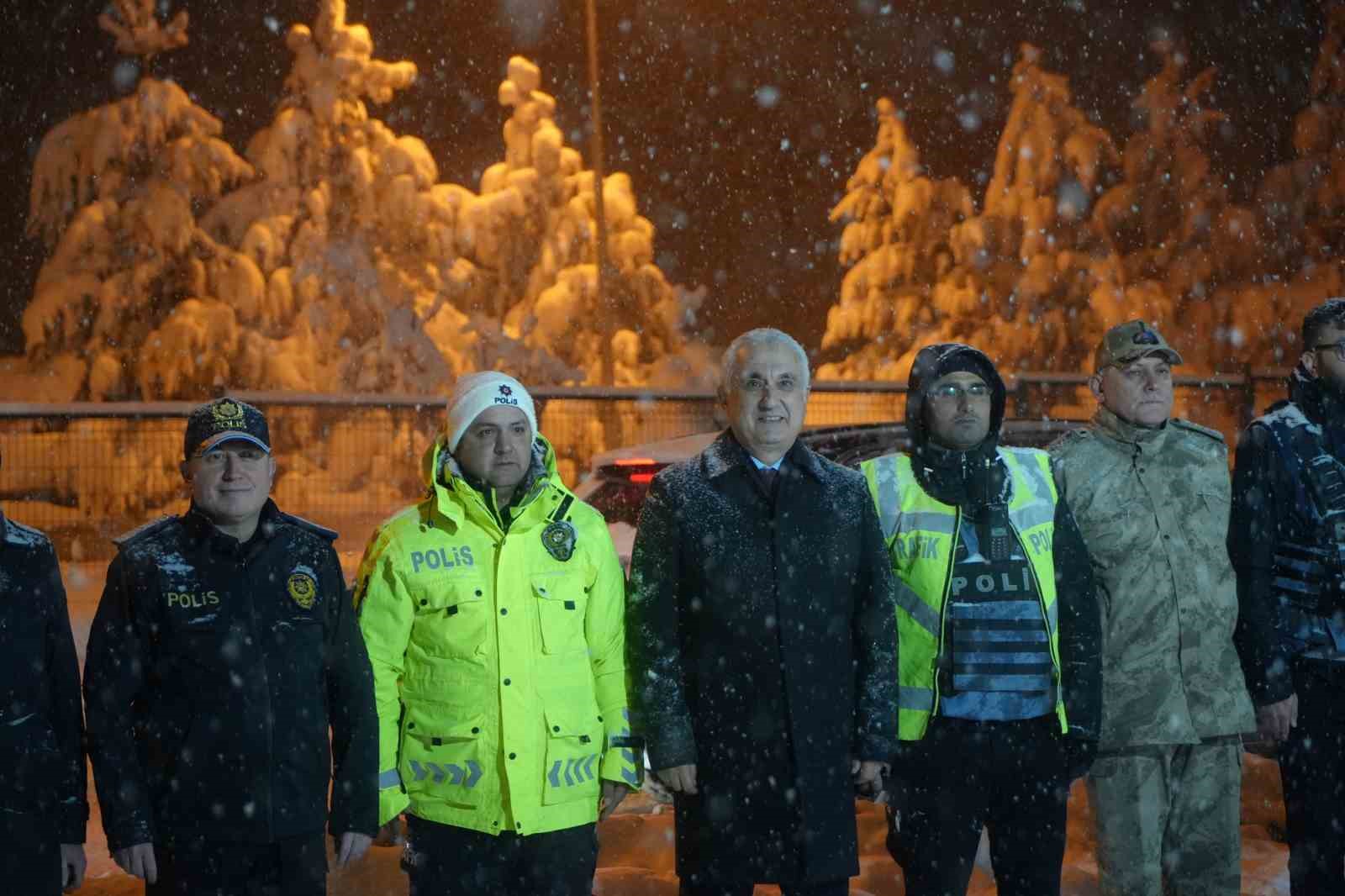 musta yeni yil mesaisi vali cakir sahadaki ekipleri ziyaret etti 24 gFKXBJyl