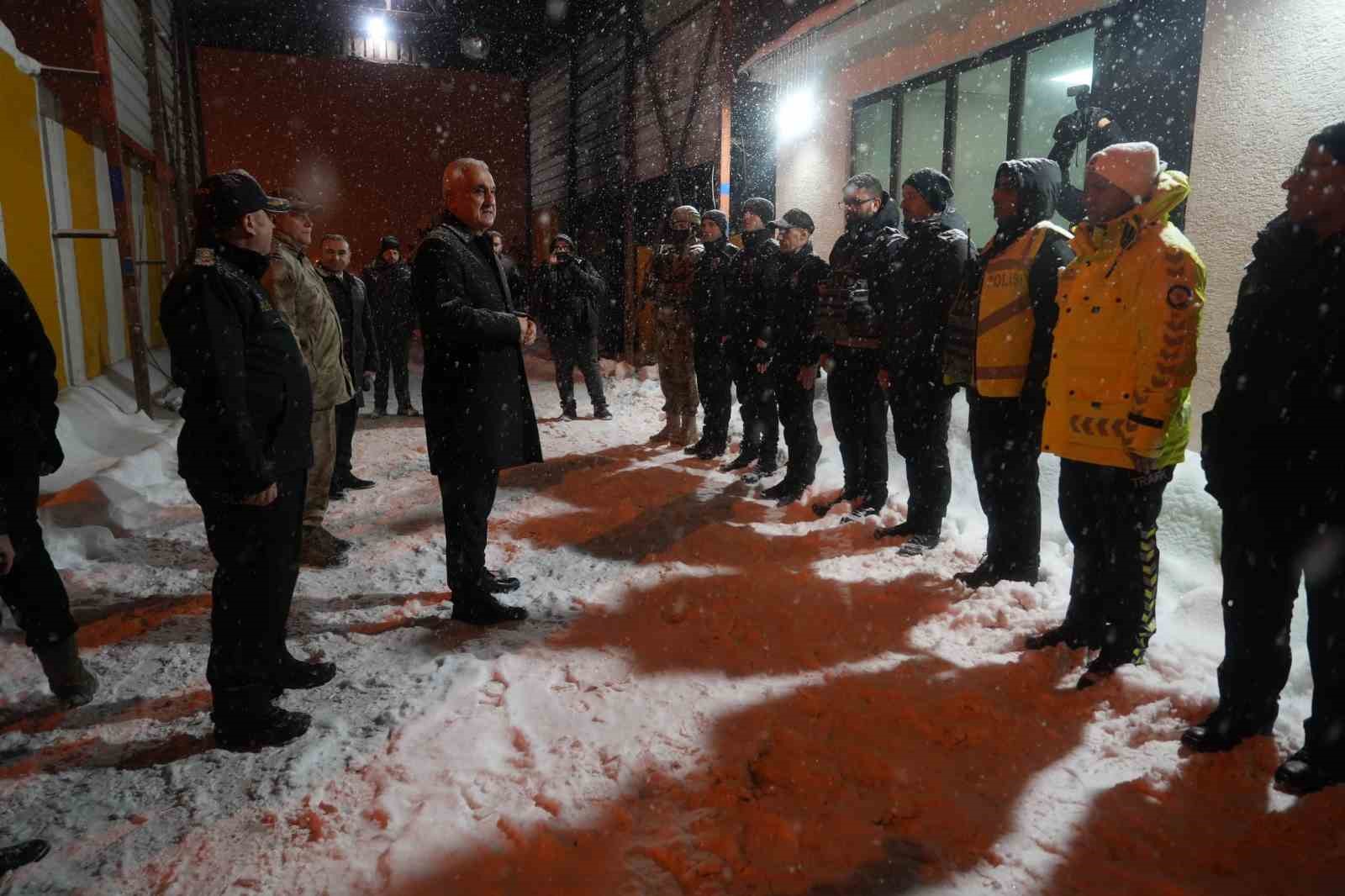 musta yeni yil mesaisi vali cakir sahadaki ekipleri ziyaret etti 9 NrzyDeCH