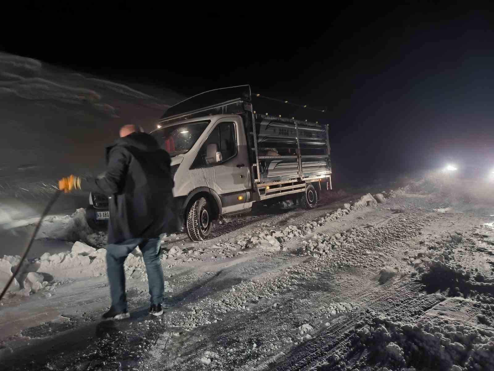 musta yogun kar 145 koy yolu ulasima kapandi 0 RvMR6b8K
