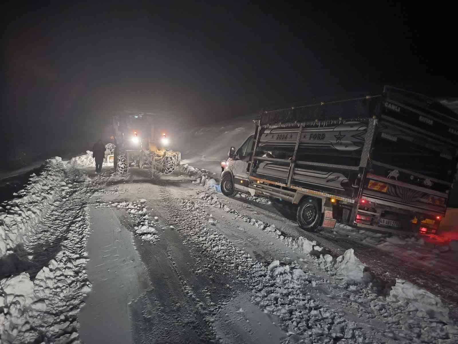 musta yogun kar 145 koy yolu ulasima kapandi 1 DBRUBYdG