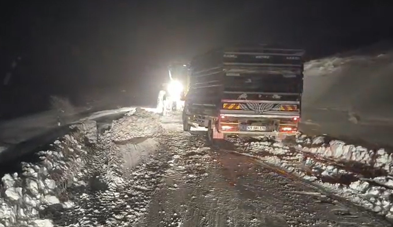 musta yogun kar 145 koy yolu ulasima kapandi 2 7PAqKyyB