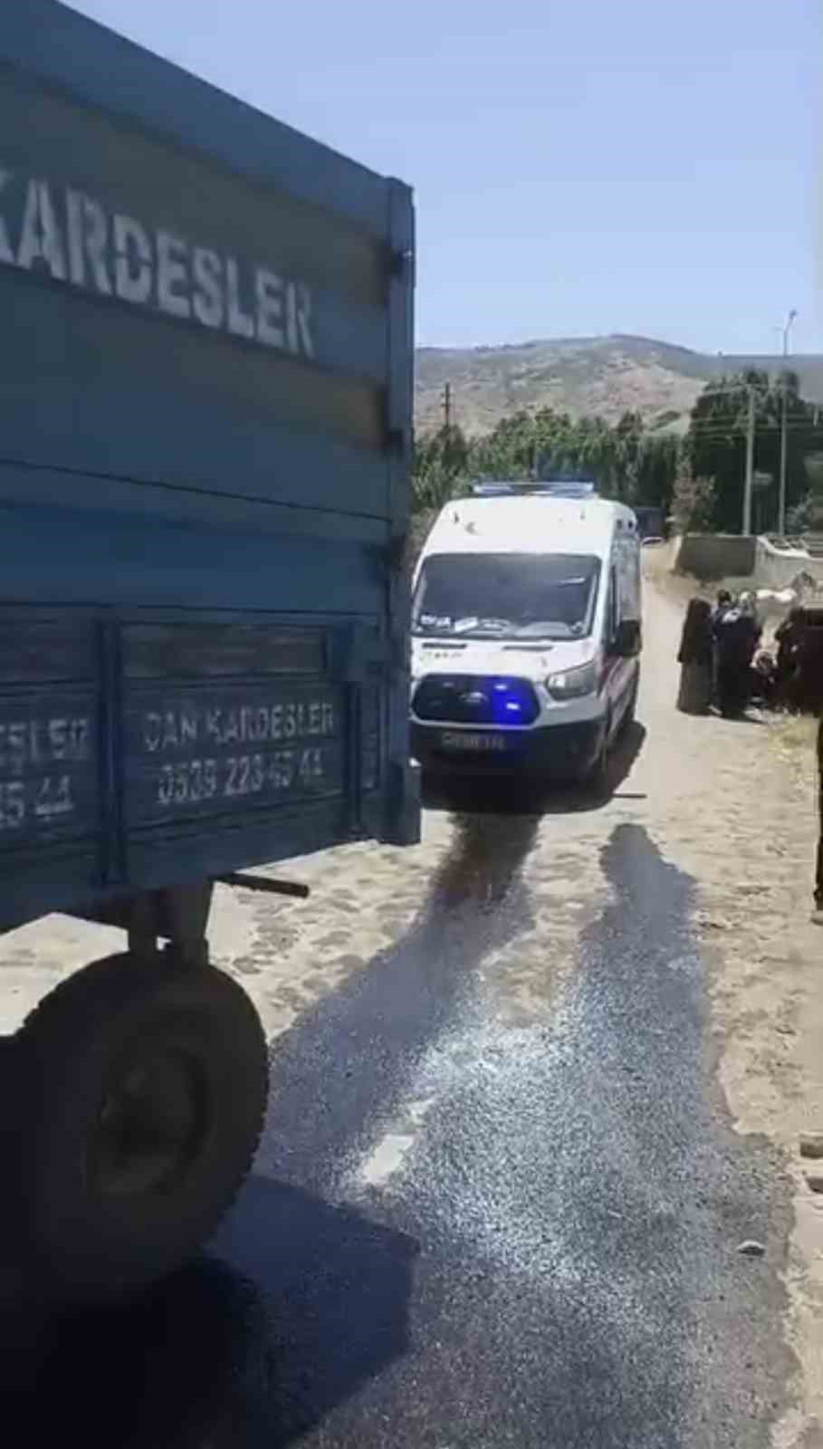 musta yolcu treninin carptigi traktor ikiye ayrildi 0 O91GbkCn