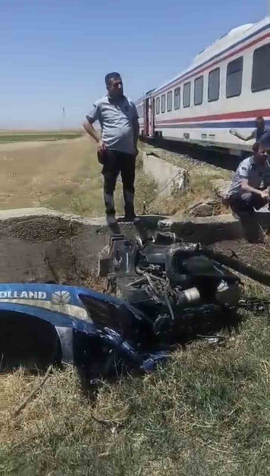 musta yolcu treninin carptigi traktor ikiye ayrildi 1 jg3ZqnWg