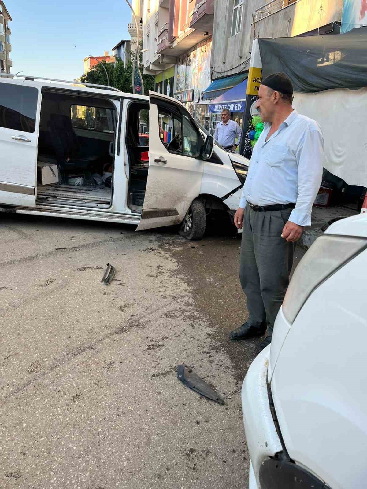 musta zincirleme kaza 3 arac birbirine girdi 1 3PXiaB9a