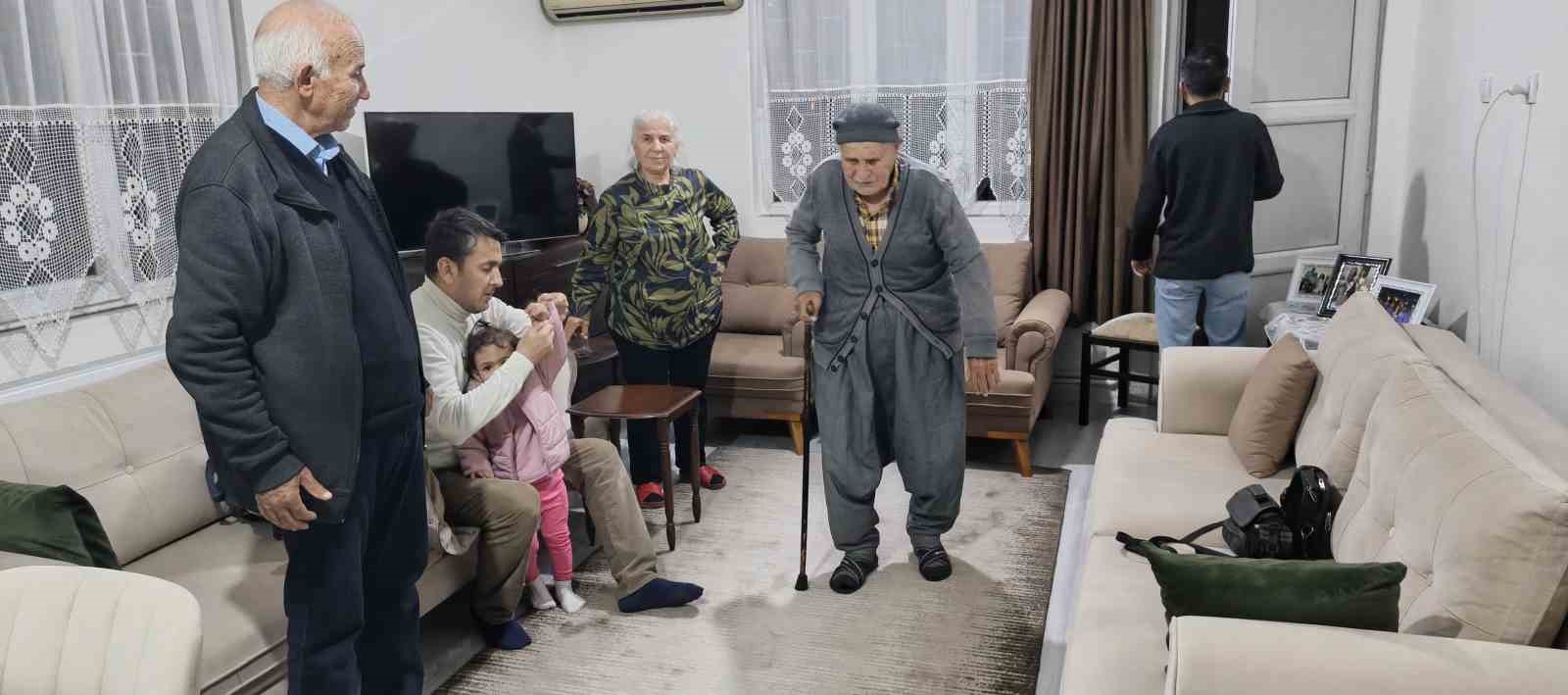 mustafa dede 102nci yas gununu cocuklari ve torunlariyla kutladi 1 JewMV7R7