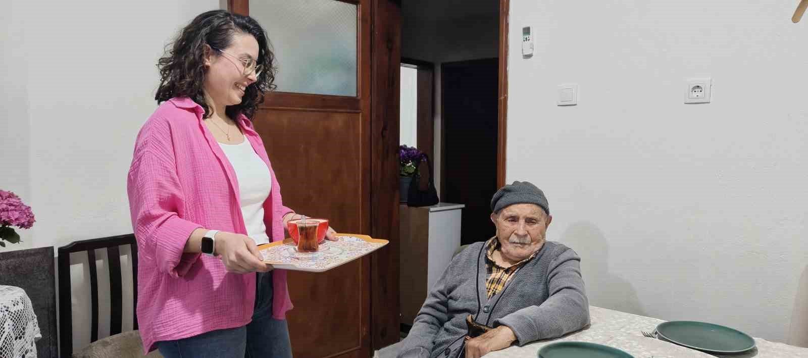 mustafa dede 102nci yas gununu cocuklari ve torunlariyla kutladi 3 QMnQcOIu