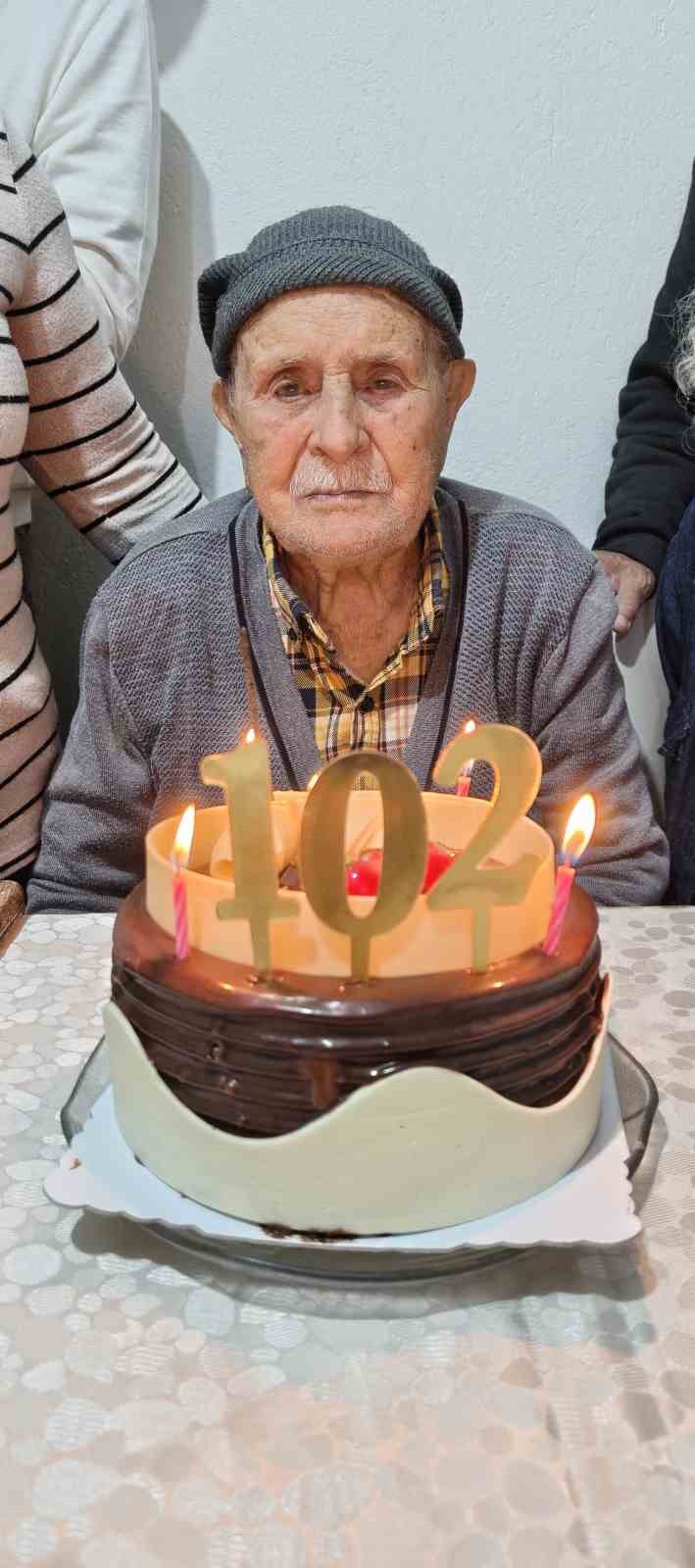 mustafa dede 102nci yas gununu cocuklari ve torunlariyla kutladi 7 Q3FTmza5