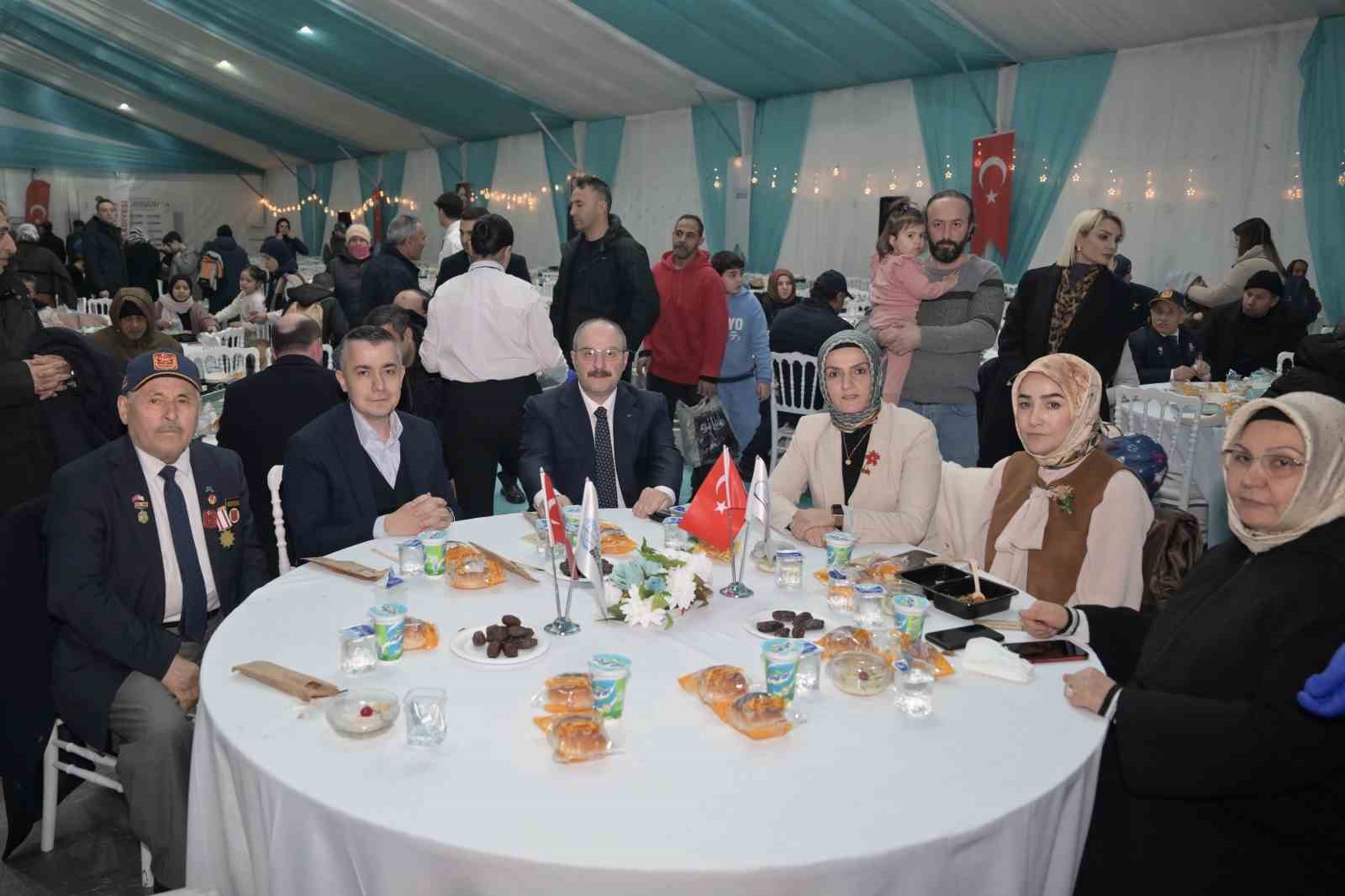 Mustafa Varank ve Can Aksoy, gönül sofrasında Esenyurtlularla bir araya geldi 7 mustafa varank ve can aksoy gonul sofrasinda esenyurtlularla bir araya geldi 3 p7EX1lw7