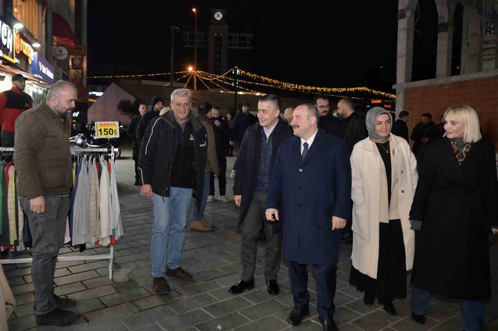 Mustafa Varank ve Can Aksoy, gönül sofrasında Esenyurtlularla bir araya geldi 9 mustafa varank ve can aksoy gonul sofrasinda esenyurtlularla bir araya geldi 5 rJH4s8Jz