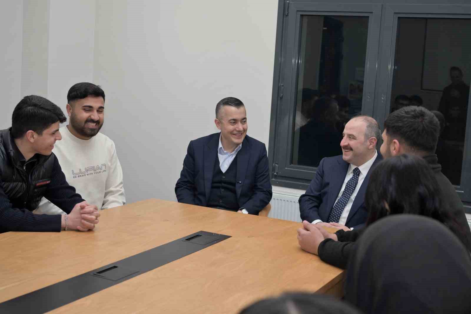 Mustafa Varank ve Can Aksoy, gönül sofrasında Esenyurtlularla bir araya geldi 11 mustafa varank ve can aksoy gonul sofrasinda esenyurtlularla bir araya geldi 7 8r8u5fwv