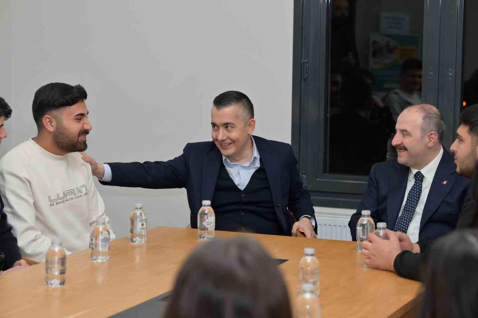 Mustafa Varank ve Can Aksoy, gönül sofrasında Esenyurtlularla bir araya geldi 13 mustafa varank ve can aksoy gonul sofrasinda esenyurtlularla bir araya geldi 9 cPY4j5ND