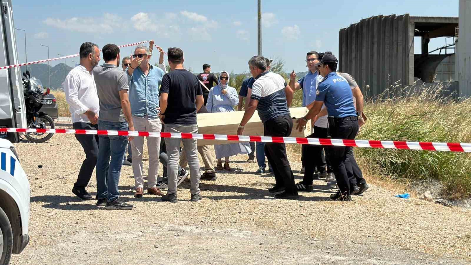 Mustafakemalpaşa’da sulama kanalında erkek cesedi bulundu 6 mustafakemalpasada sulama kanalinda erkek cesedi bulundu 2 zZsjHISL