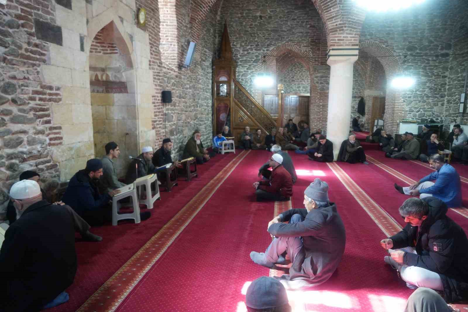 mustaki asirlik camide mukabele gelenegi yasatiliyor 1 jCaDnLtg