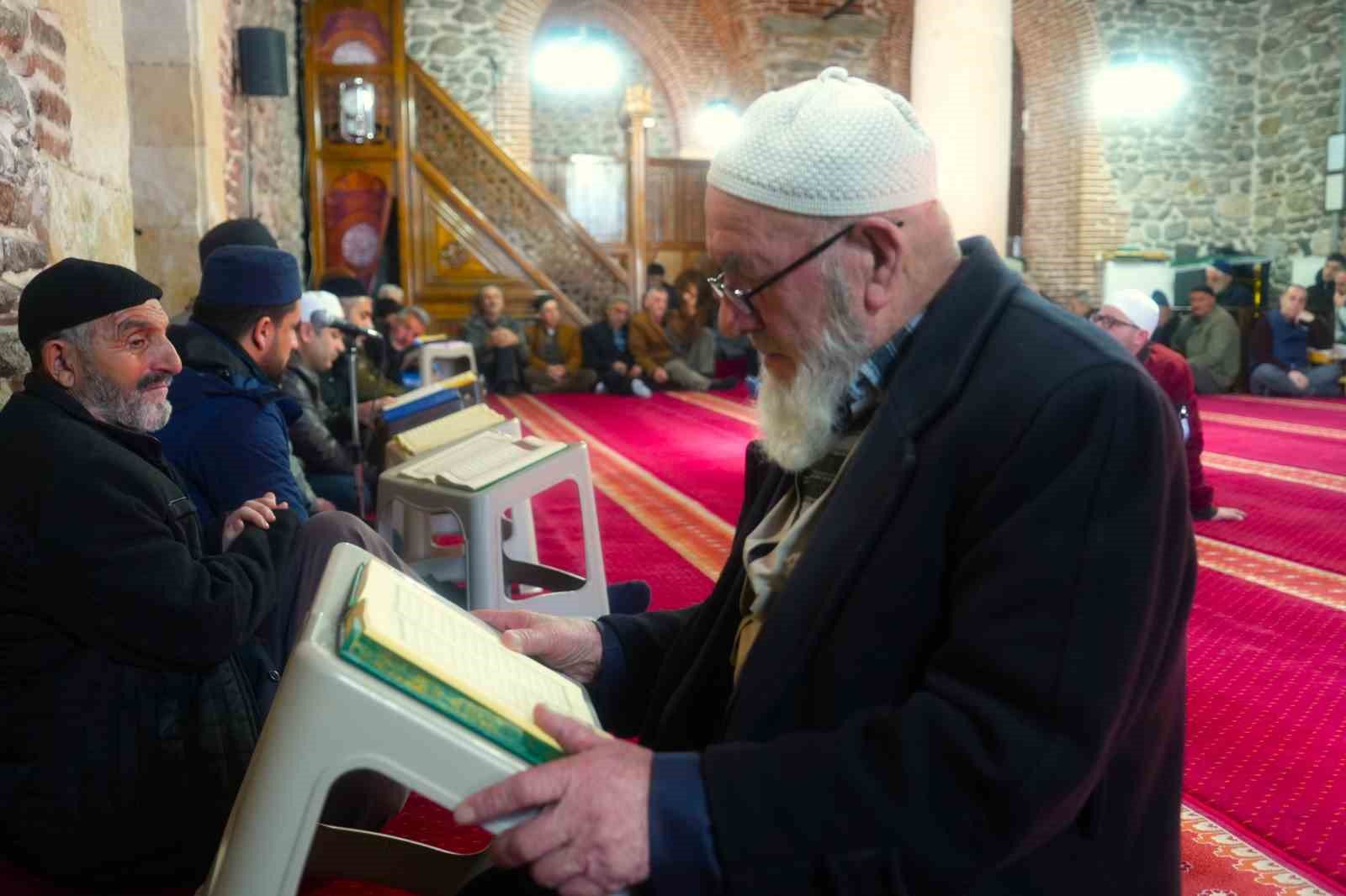 mustaki asirlik camide mukabele gelenegi yasatiliyor 2