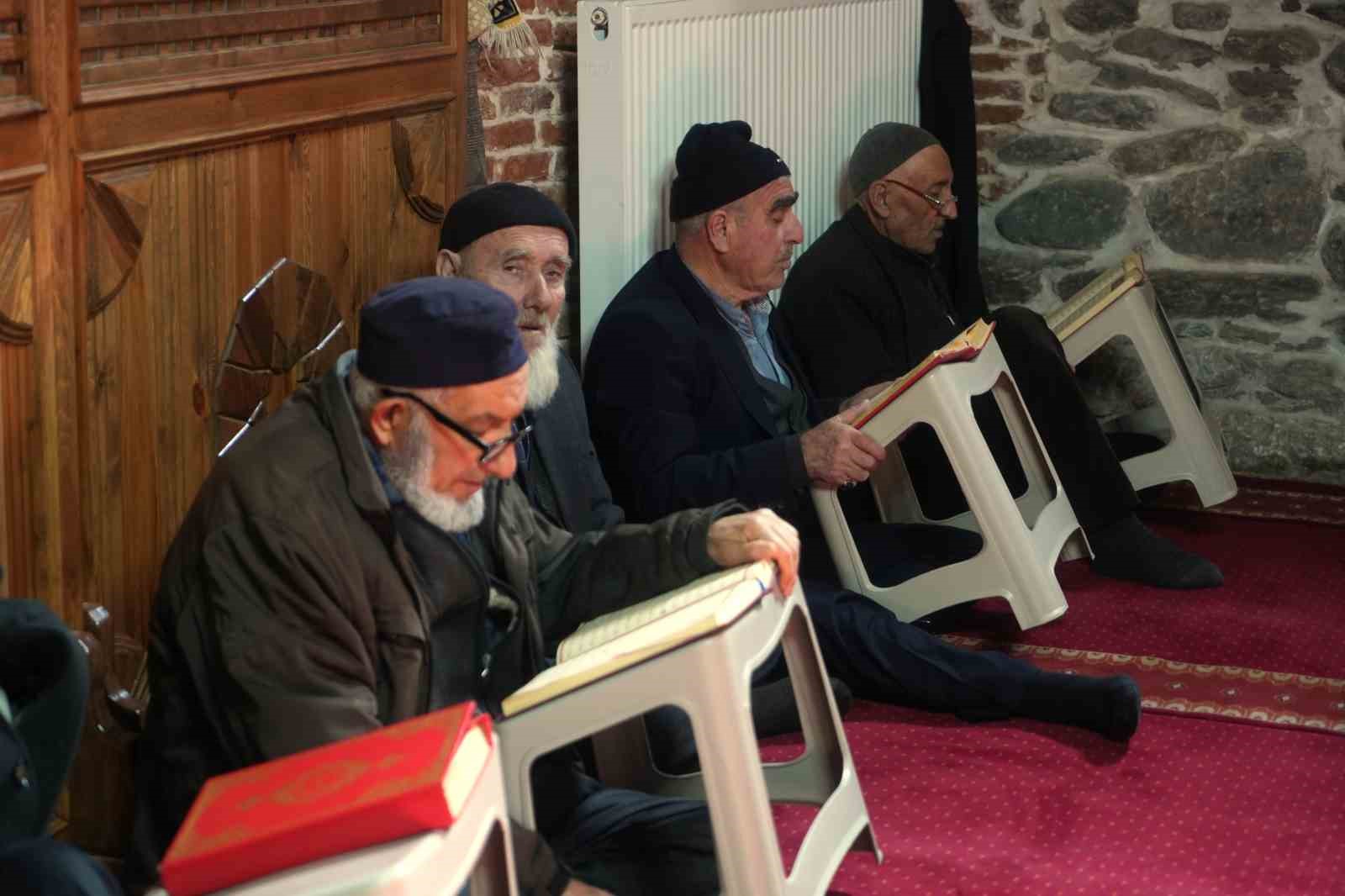 mustaki asirlik camide mukabele gelenegi yasatiliyor 6 MbdItIc4