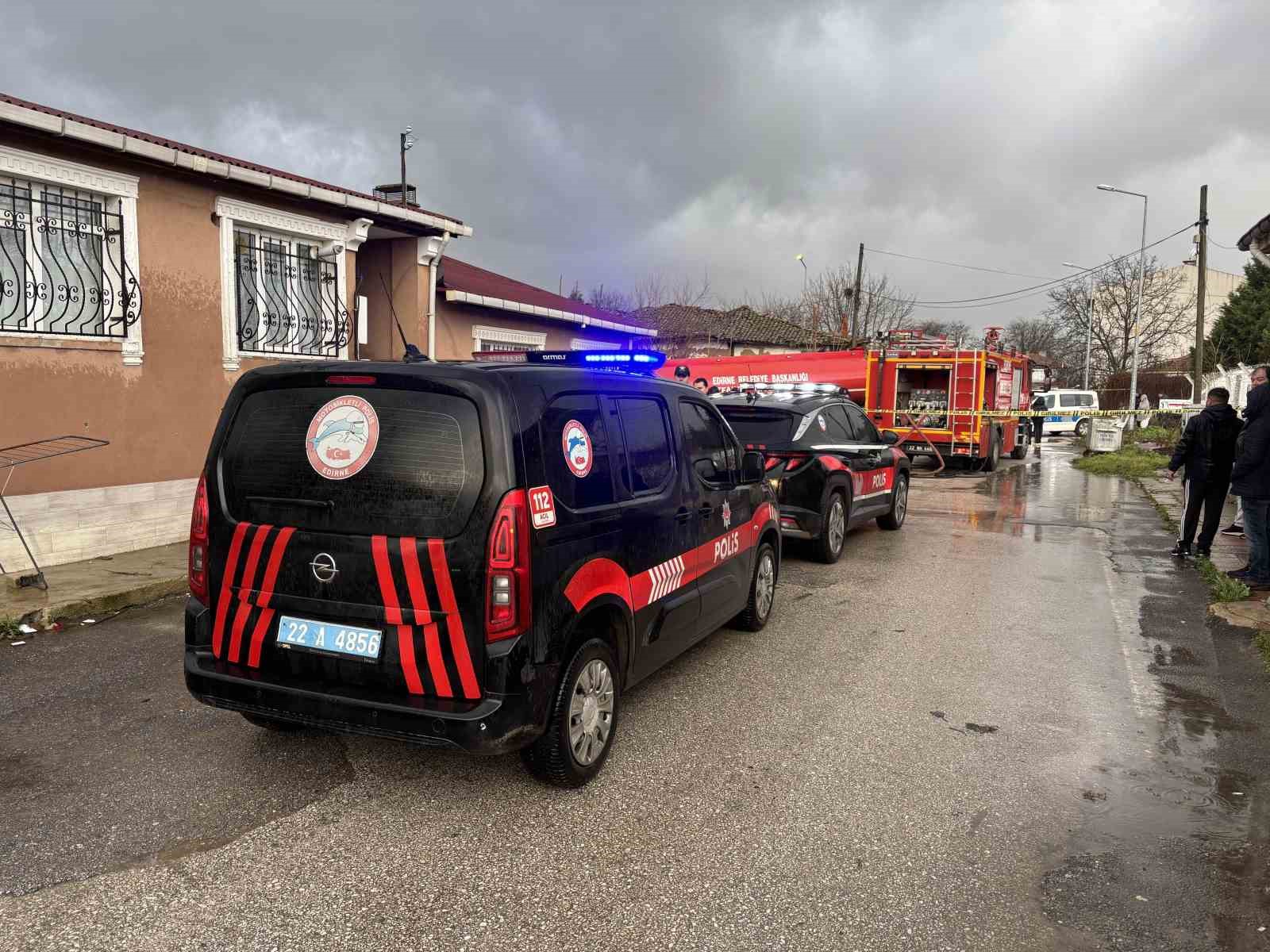 mustakil ev alevlere teslim oldu yanan evini gozyaslari icinde izledi 1 26ea7fht
