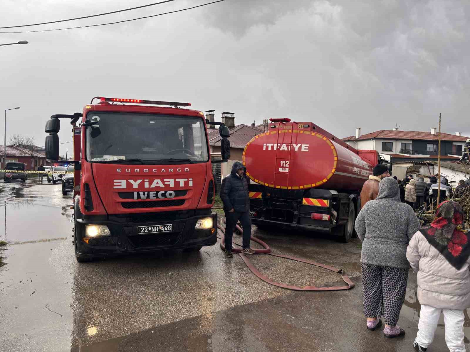 mustakil ev alevlere teslim oldu yanan evini gozyaslari icinde izledi 3