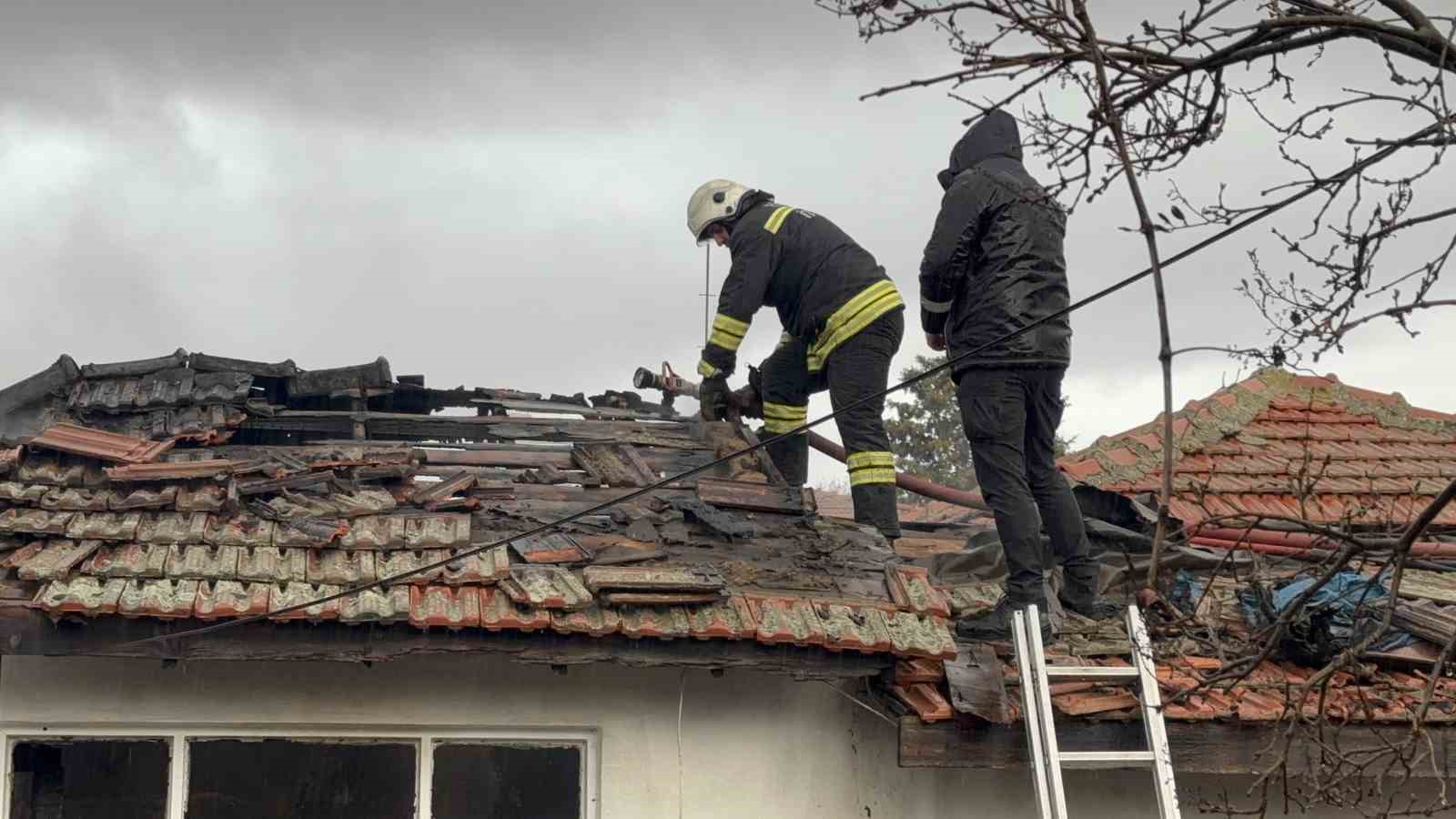 mustakil ev alevlere teslim oldu yanan evini gozyaslari icinde izledi 4