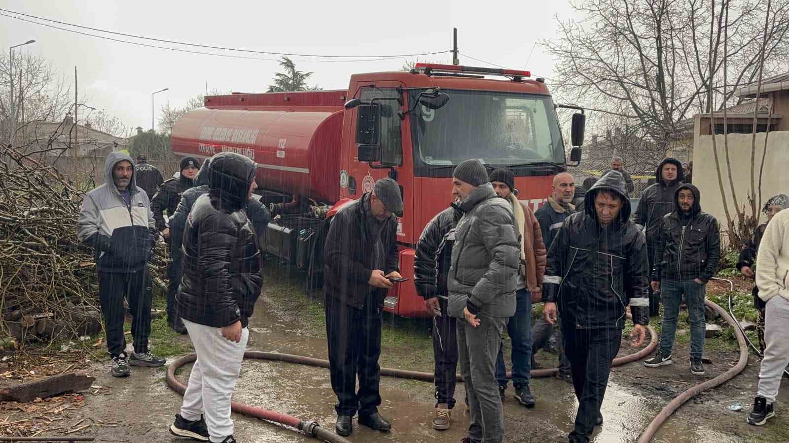 mustakil ev alevlere teslim oldu yanan evini gozyaslari icinde izledi 5 lROfKFLc