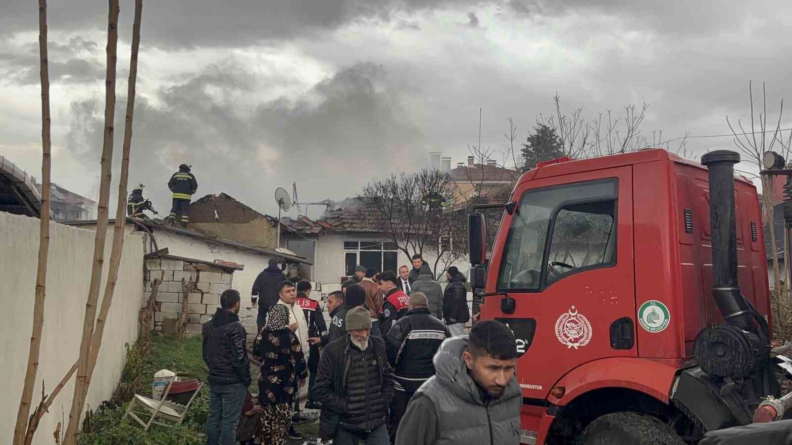 mustakil ev alevlere teslim oldu yanan evini gozyaslari icinde izledi 6 vV11URtS