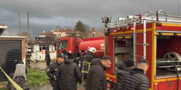 mustakil-ev-alevlere-teslim-oldu-yanan-evini-gozyaslari-icinde-izledi-rKdT9lah.jpg