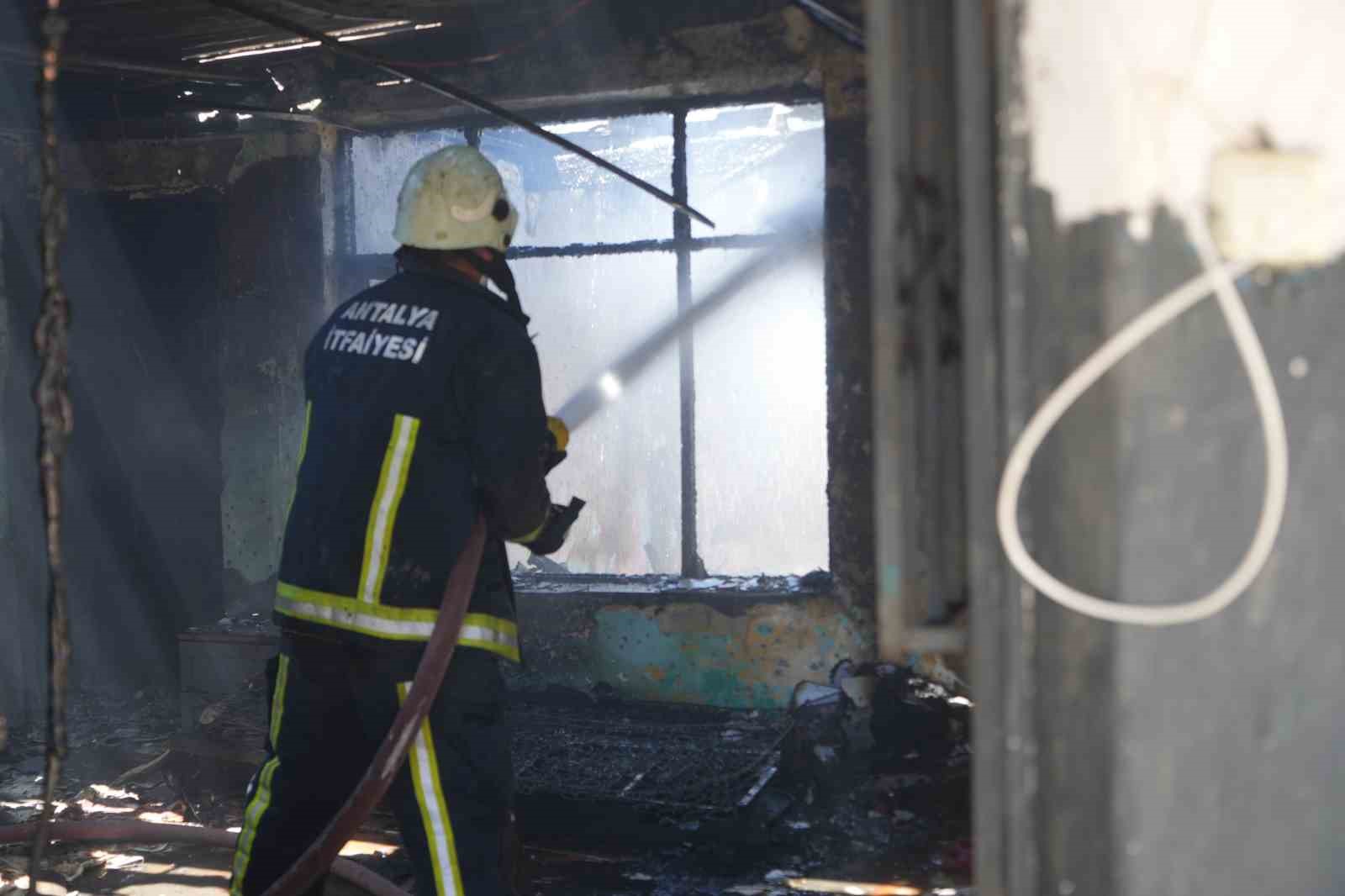 mustakil evde cikan yangin bitisikteki evlere sicramadan sonduruldu 6 YHO5d8HN