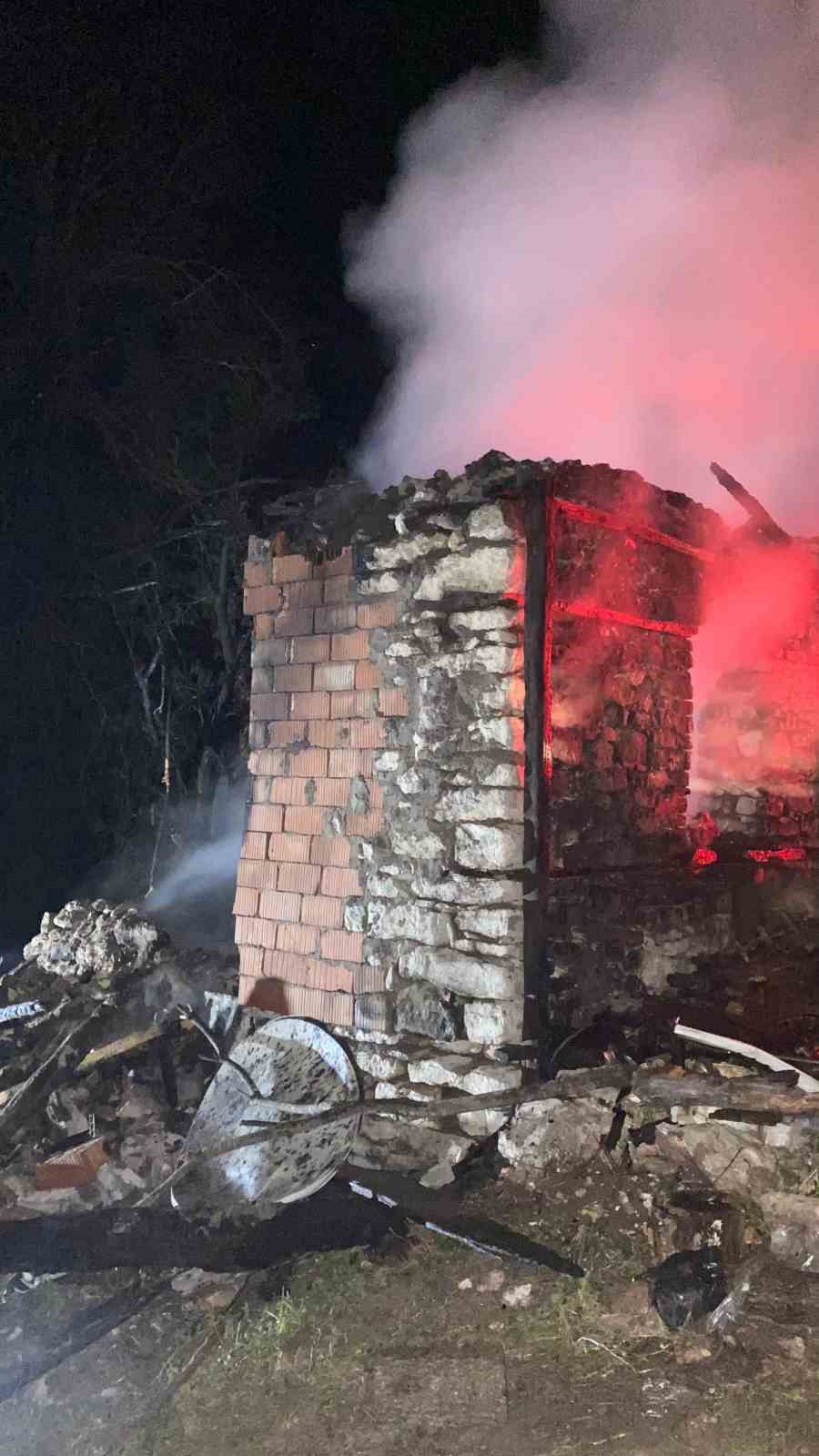 mustakil evde cikan yanginda yasli kadin yaralandi 2 fARwlP4z