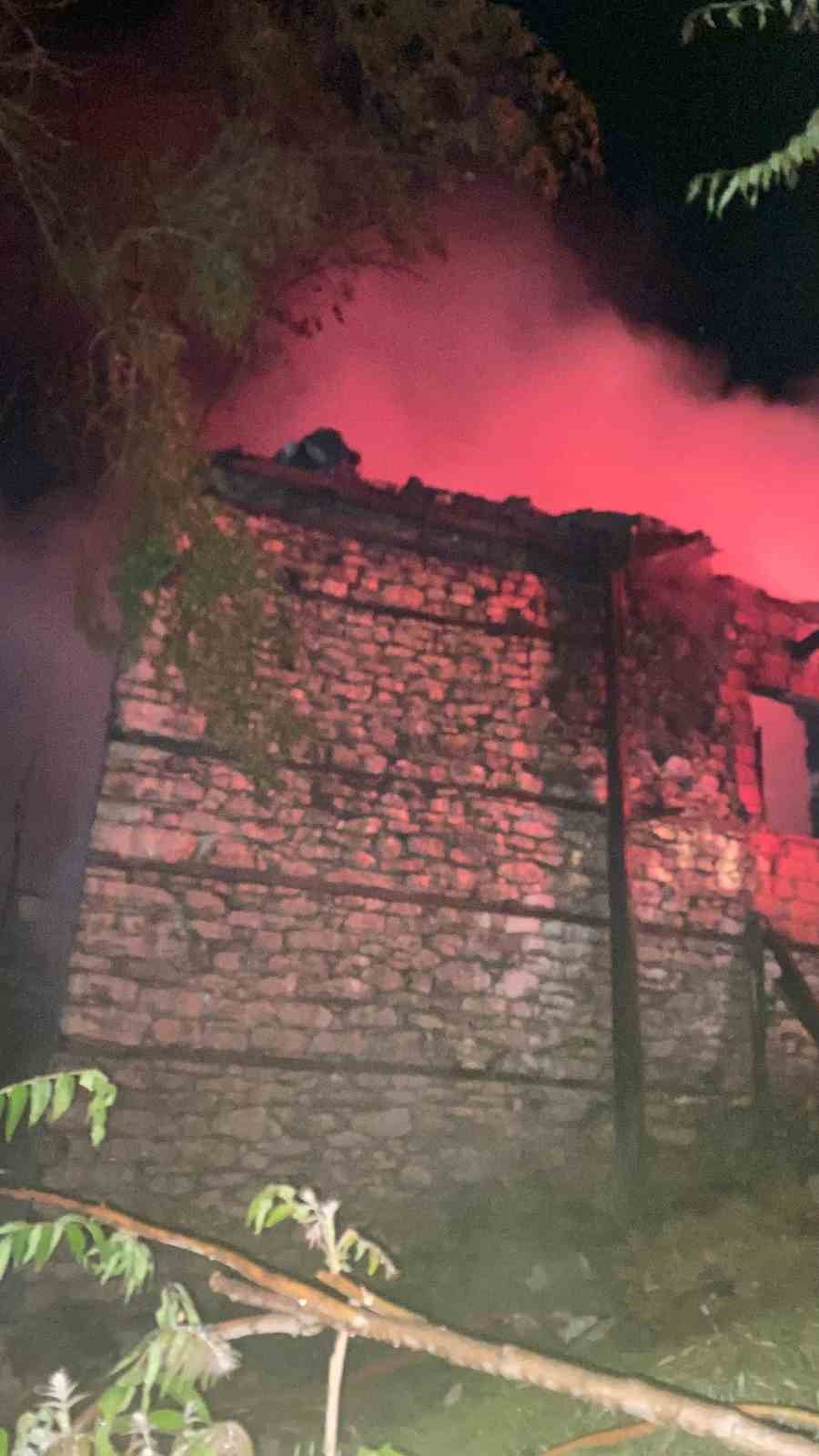 mustakil evde cikan yanginda yasli kadin yaralandi 3 lwp7fEs3