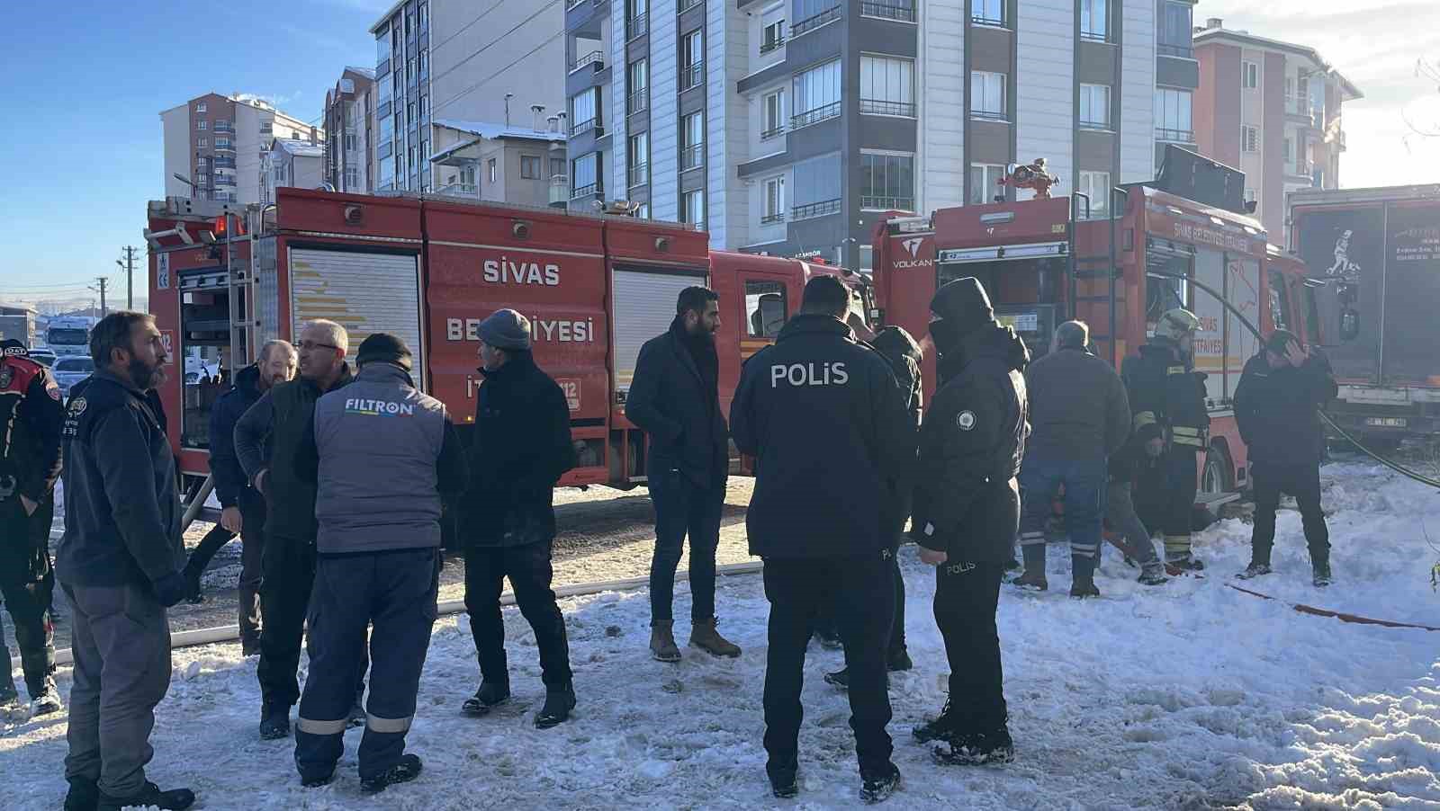 mustakil evde yangin cikti mahsur kalan yasli adami itfaiye kurtardi 1 fLDAnfOu