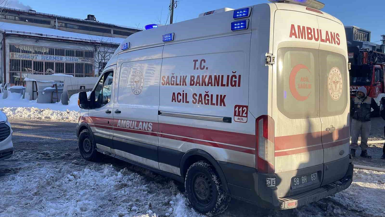 mustakil evde yangin cikti mahsur kalan yasli adami itfaiye kurtardi 2