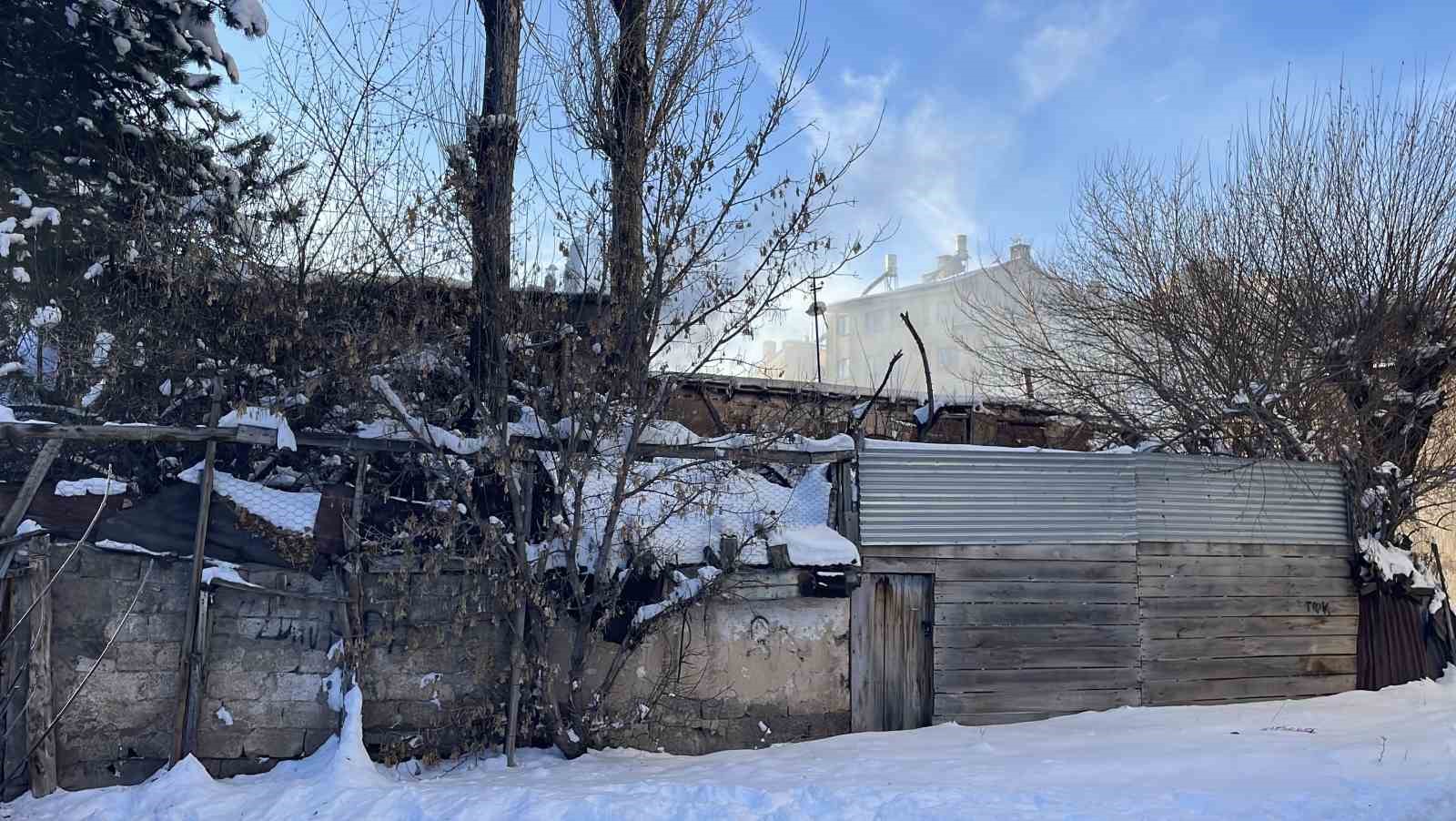 mustakil evde yangin cikti mahsur kalan yasli adami itfaiye kurtardi 4
