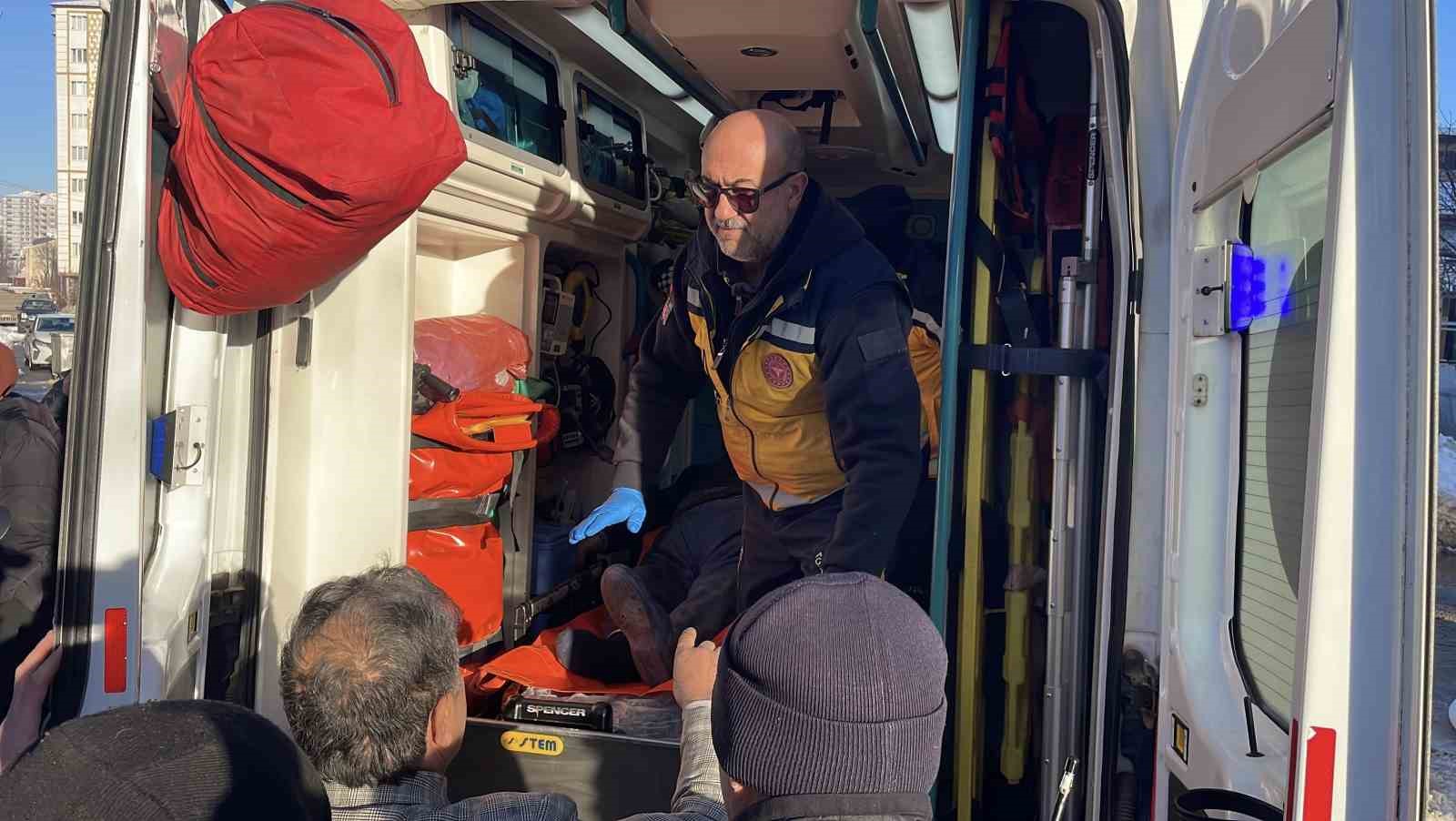 mustakil evde yangin cikti mahsur kalan yasli adami itfaiye kurtardi 5 4rl81MBA