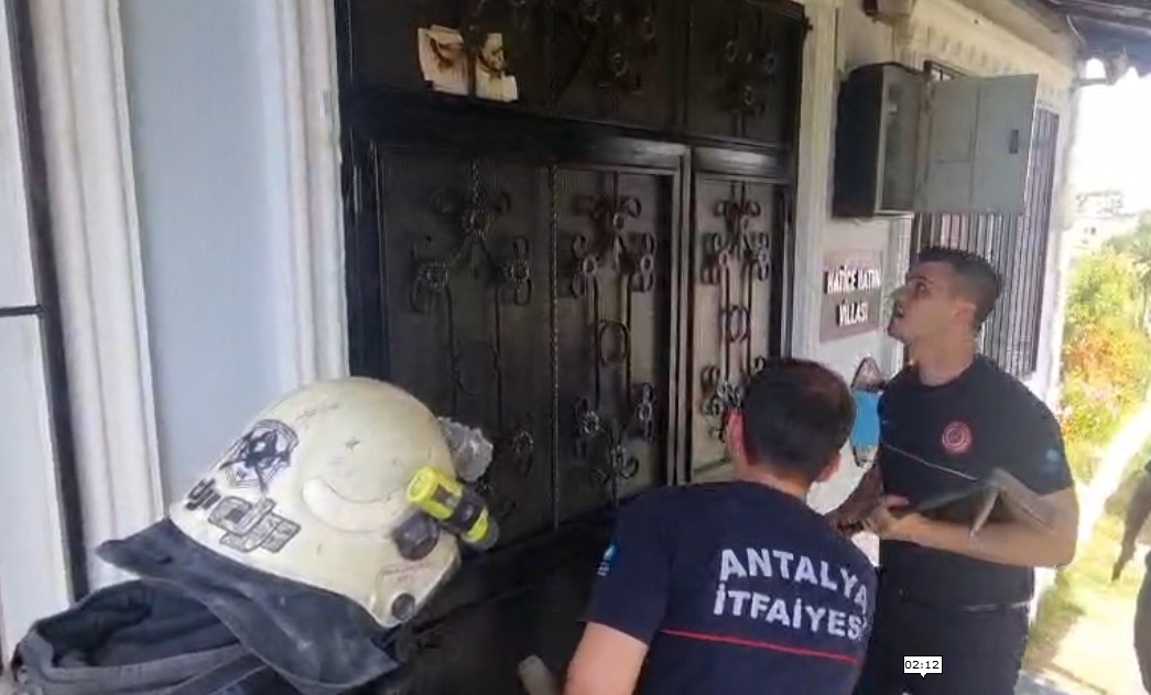 mustakil evdeki yangini vatandaslar ve itfaiye sondurdu 2