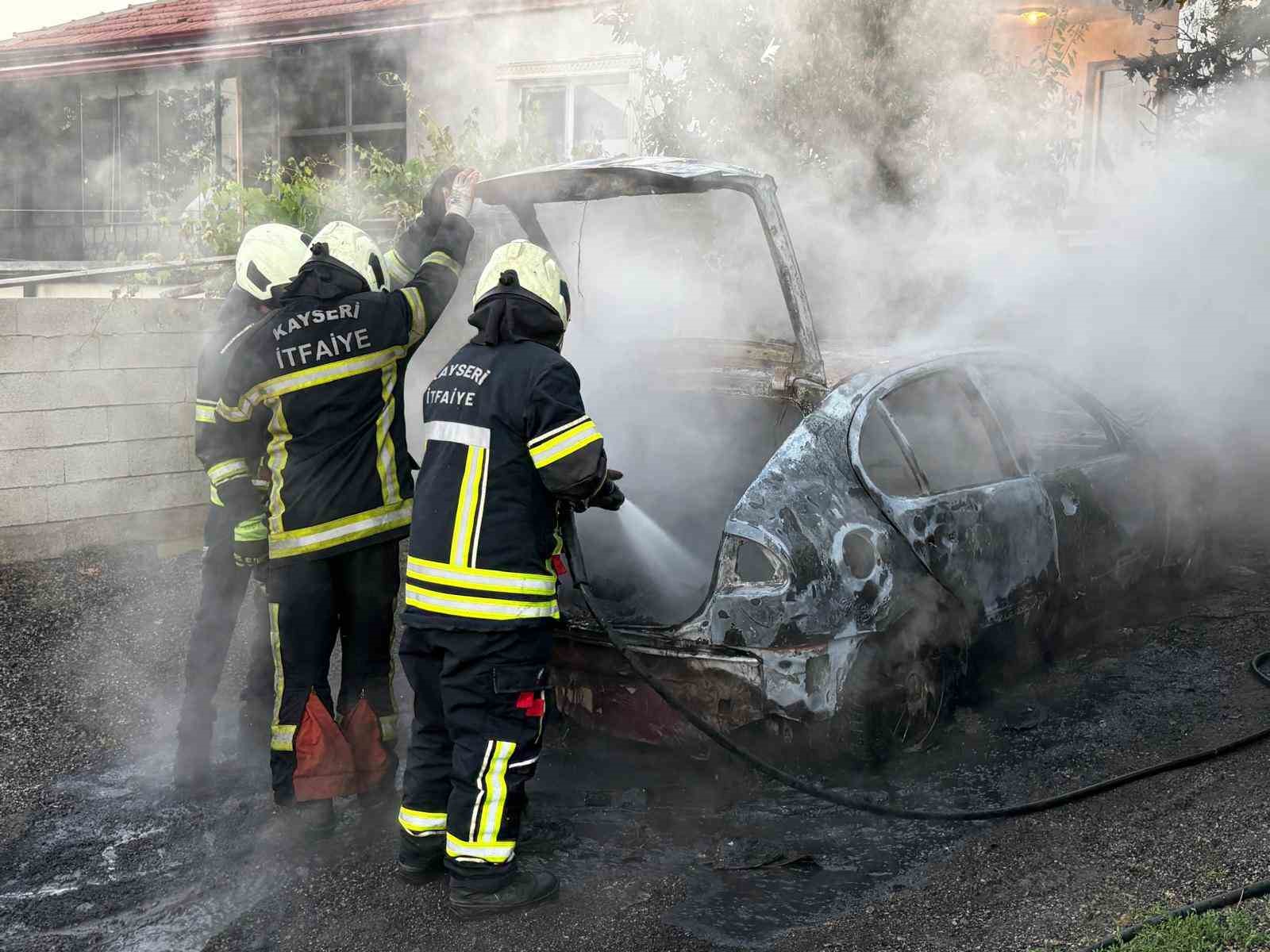 mustakil evin otoparkinda alev alan otomobil kule dondu 0 GhPuAiAQ