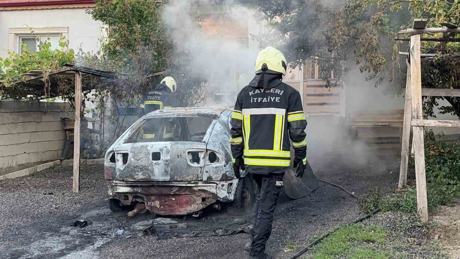 mustakil evin otoparkinda alev alan otomobil kule dondu 3