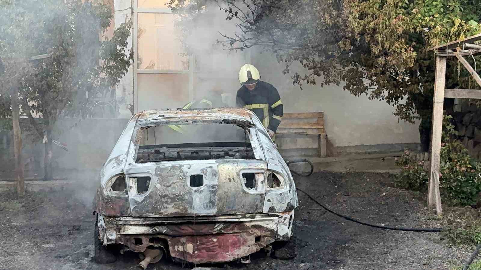 mustakil evin otoparkinda alev alan otomobil kule dondu 4 VKrRq2Wk