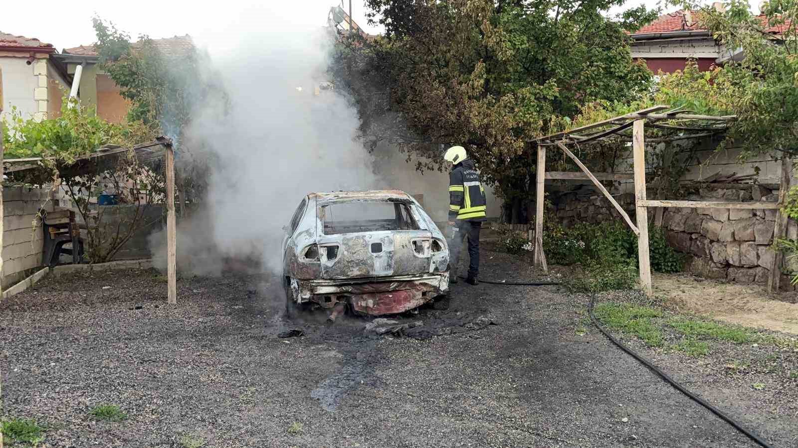 mustakil evin otoparkinda alev alan otomobil kule dondu 5 fqIrGsny