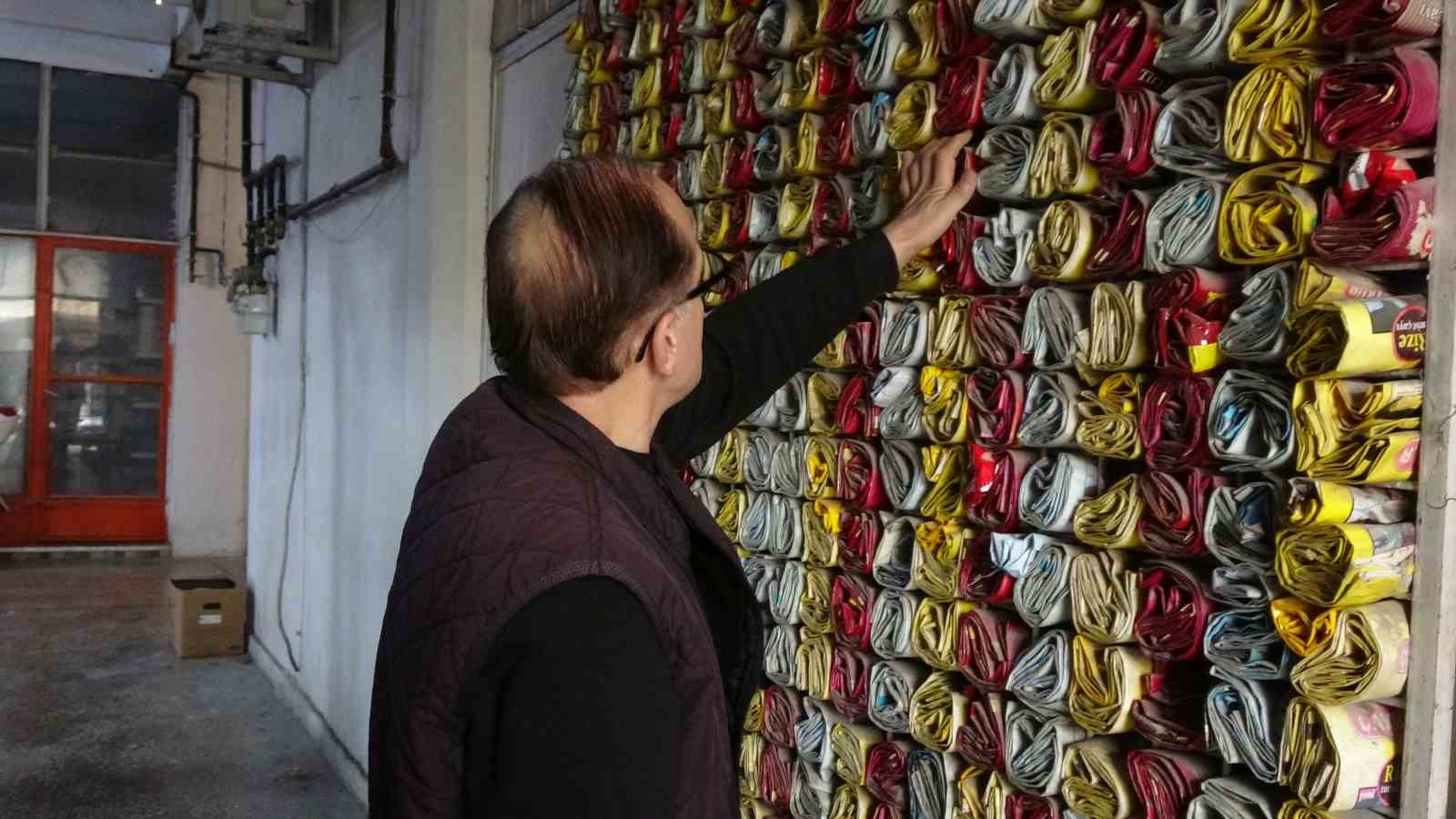 musteri ne ictigini bilsin diye 18 yildir demleyip sattigi caylarin bos paketlerini sergiliyor 2 RIRvpEC6