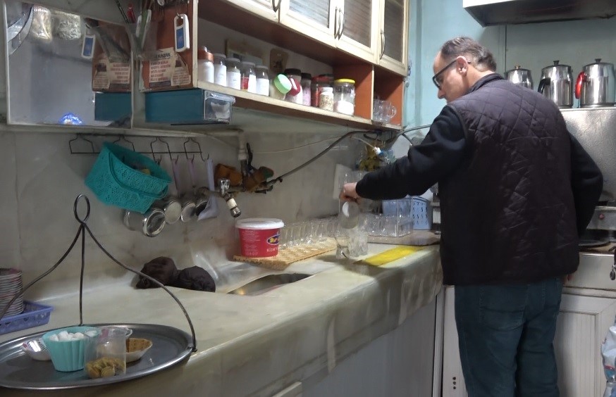musteri ne ictigini bilsin diye 18 yildir demleyip sattigi caylarin bos paketlerini sergiliyor 9 CM1zqZ5O