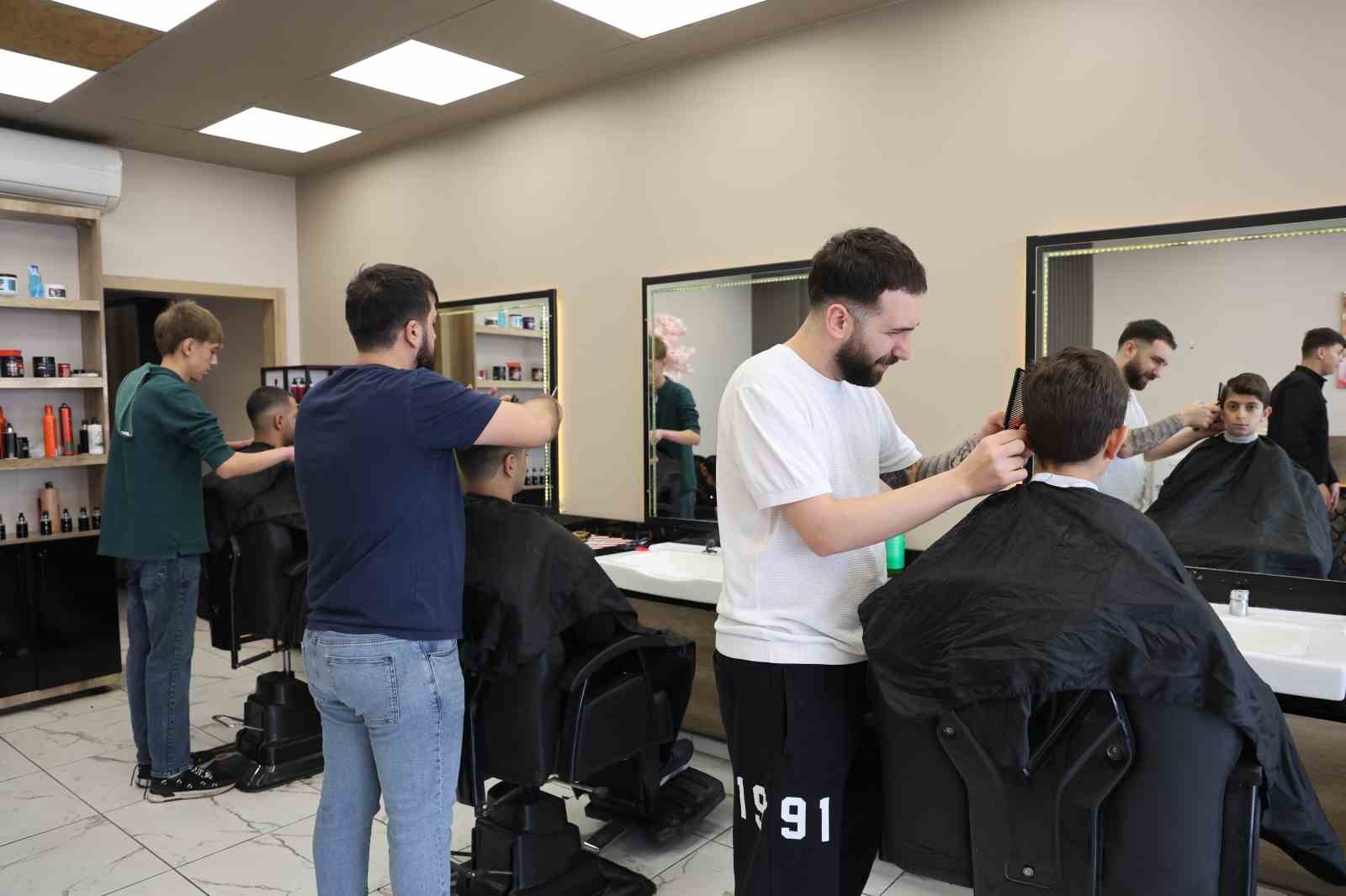 Müşteriler tıraşı son güne bıraktı: Berberler yoğunluktan randevu sistemine geçti 5 musteriler tirasi son gune birakti berberler yogunluktan randevu sistemine gecti 1 W6mLYLVE