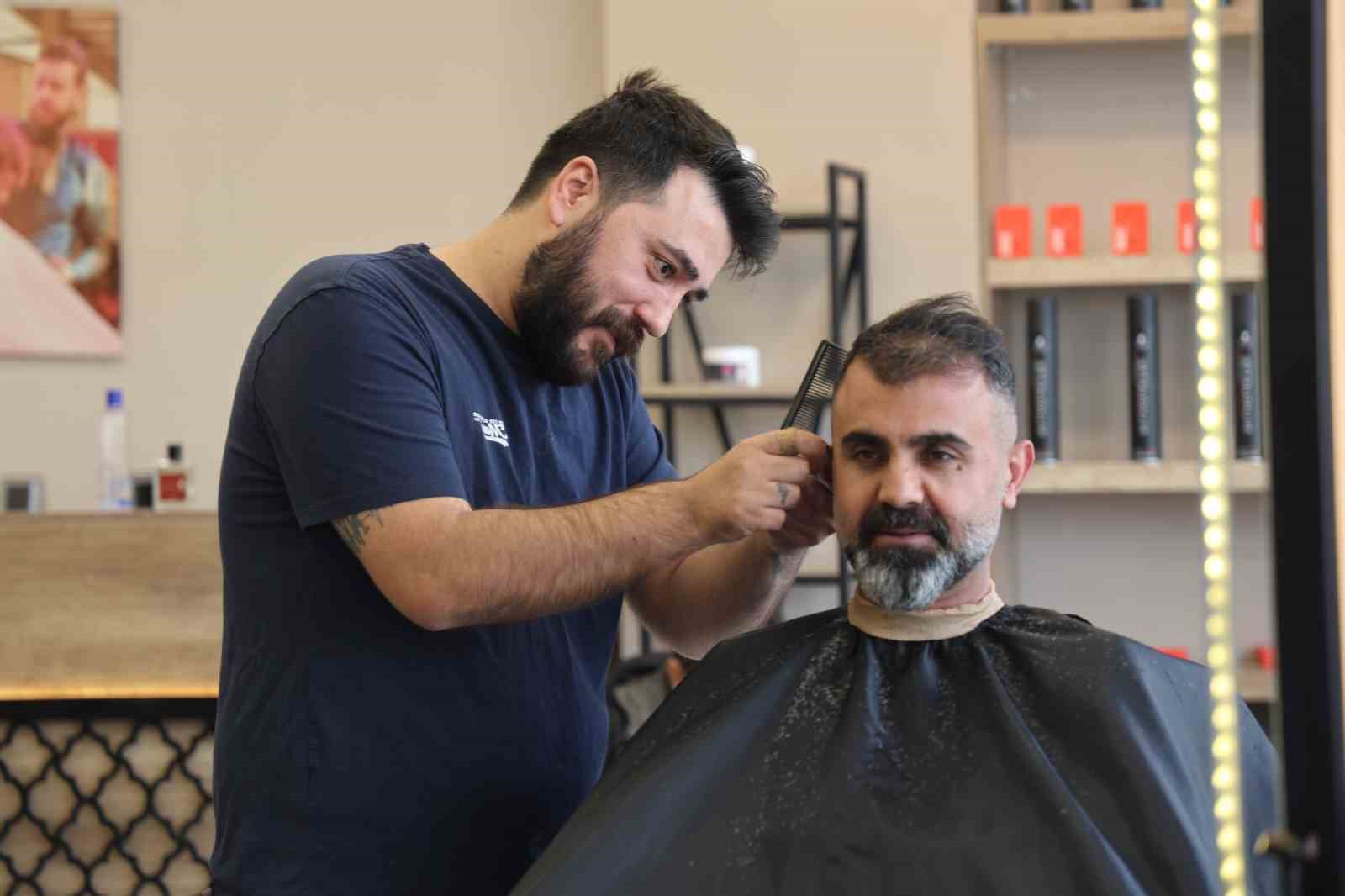 Müşteriler tıraşı son güne bıraktı: Berberler yoğunluktan randevu sistemine geçti 9 musteriler tirasi son gune birakti berberler yogunluktan randevu sistemine gecti 5 DOm95Yde