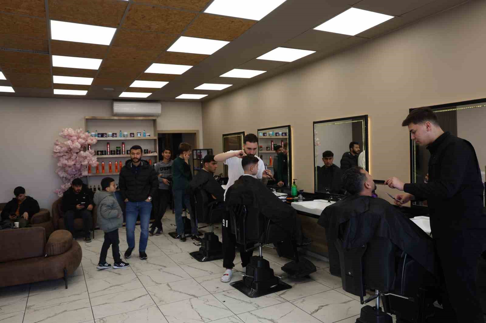 Müşteriler tıraşı son güne bıraktı: Berberler yoğunluktan randevu sistemine geçti 12 musteriler tirasi son gune birakti berberler yogunluktan randevu sistemine gecti 8 46hHvGHp