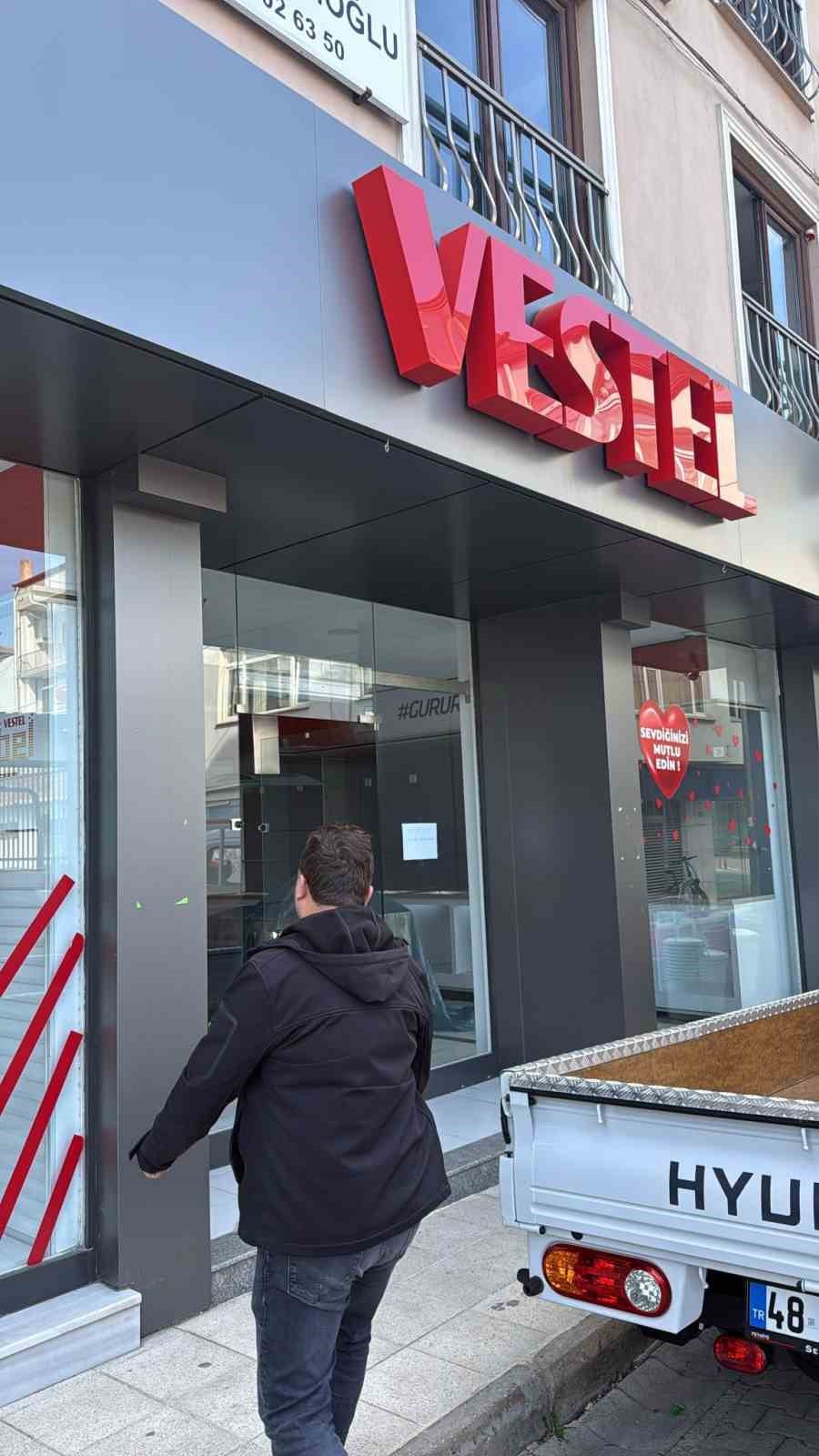 musterileri adina kredi cekti sikayetler uzerine gozaltina alindi 5 QplSUhGy