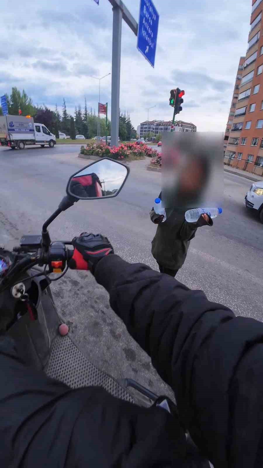 musterinin teslim almadigi siparisi yolda su satan cocuklara verdi 0