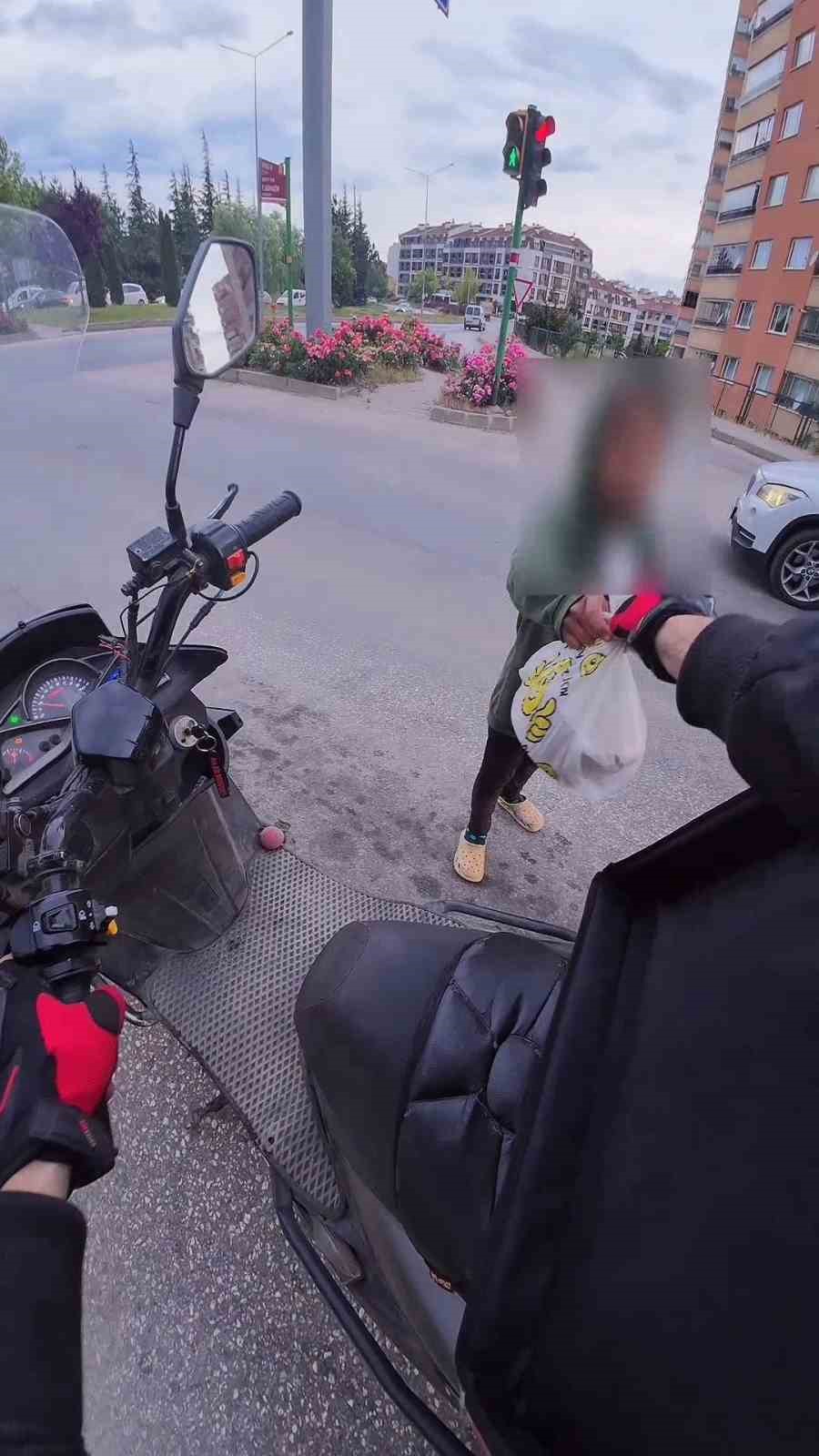 musterinin teslim almadigi siparisi yolda su satan cocuklara verdi 1
