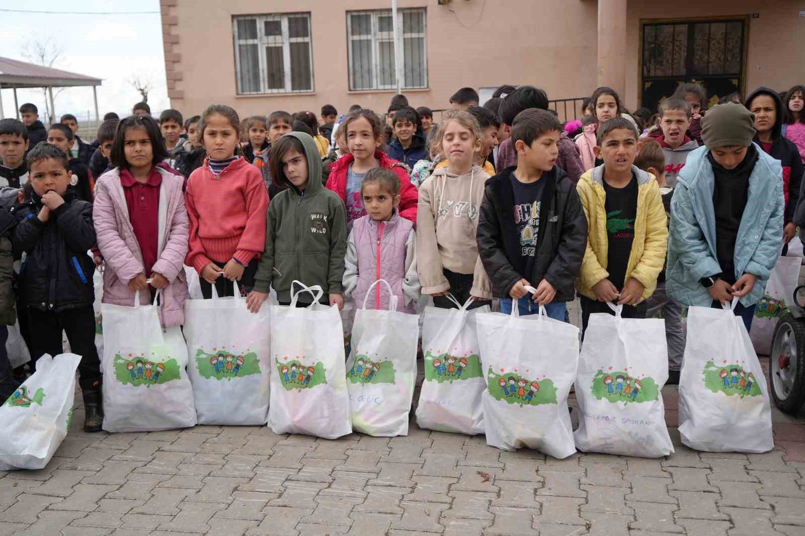 musun ucra koylerindeki bin cocuga bayram sevinci 0 auXmCqiU