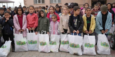 musun-ucra-koylerindeki-bin-cocuga-bayram-sevinci-18rD5WlW.jpg