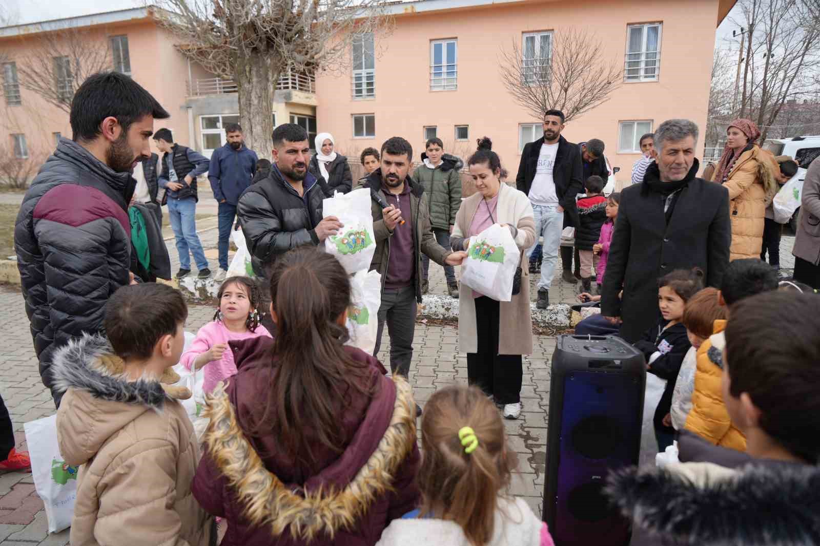 musun ucra koylerindeki bin cocuga bayram sevinci 2 KUYsPp67