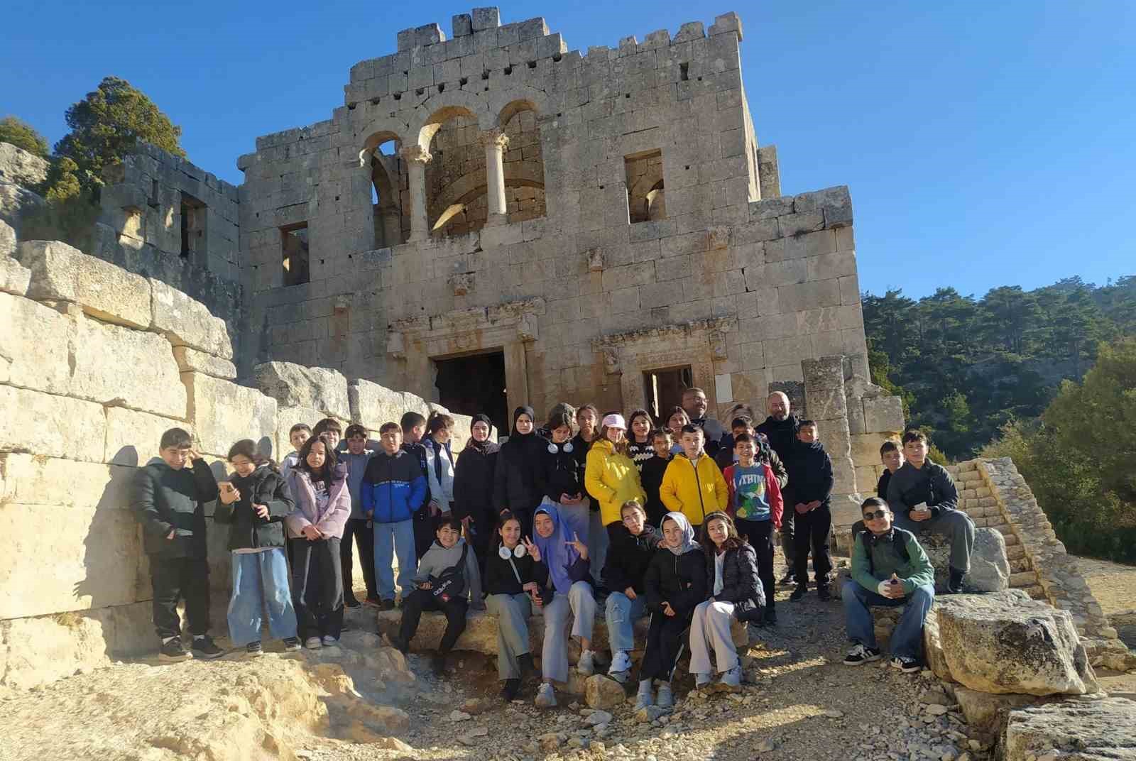 Mut Alahan Manastırı yerli ve yabancı turistlerin ilgi noktası oldu 4 mut alahan manastiri yerli ve yabanci turistlerin ilgi noktasi oldu 0 s1tPqwkr